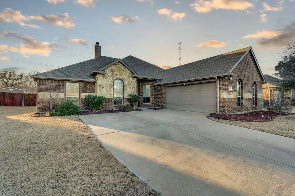 2195 Liriope Lane, Waxahachie