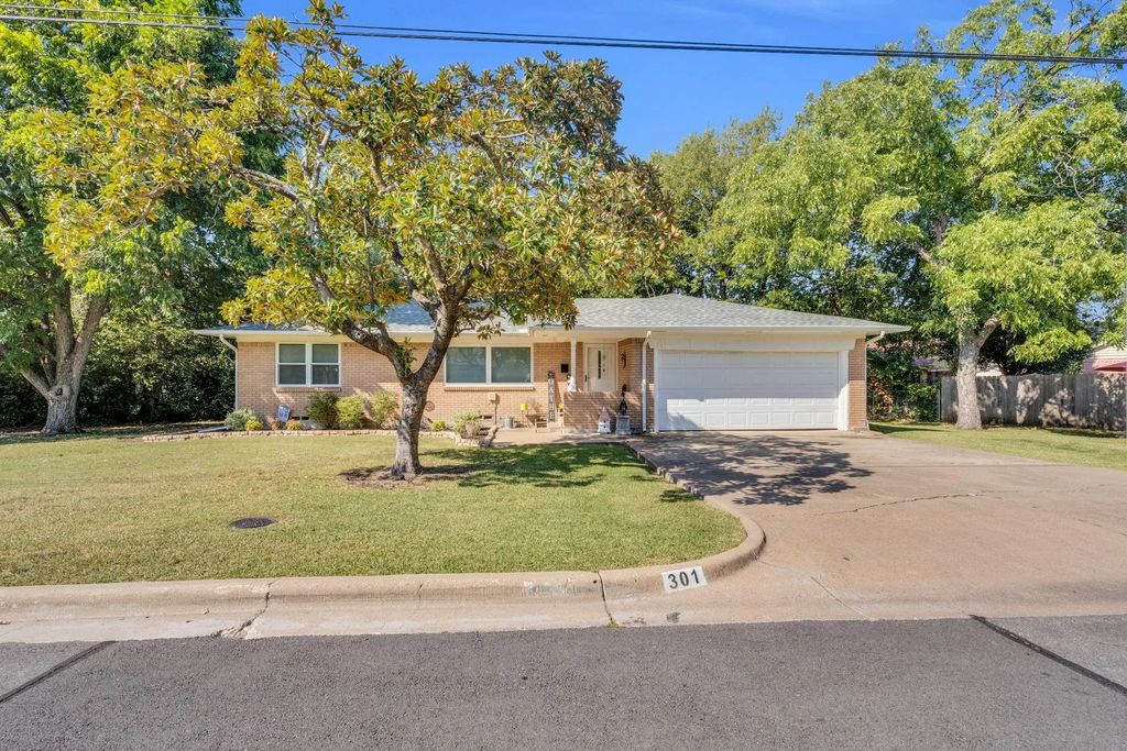 301 Floyd Street, Waxahachie