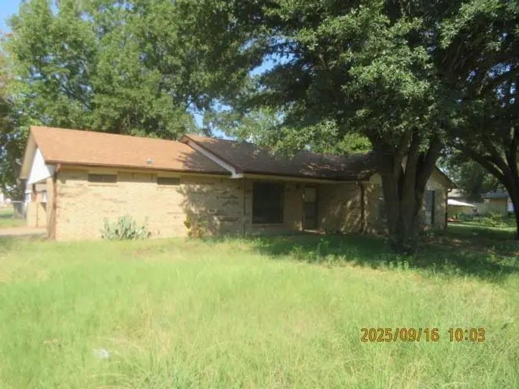 221 N 1st Street, Mabank