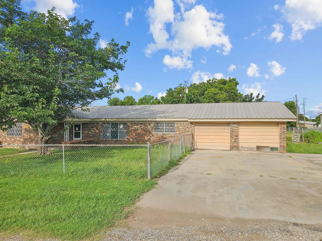 369 N Bell, Evant
