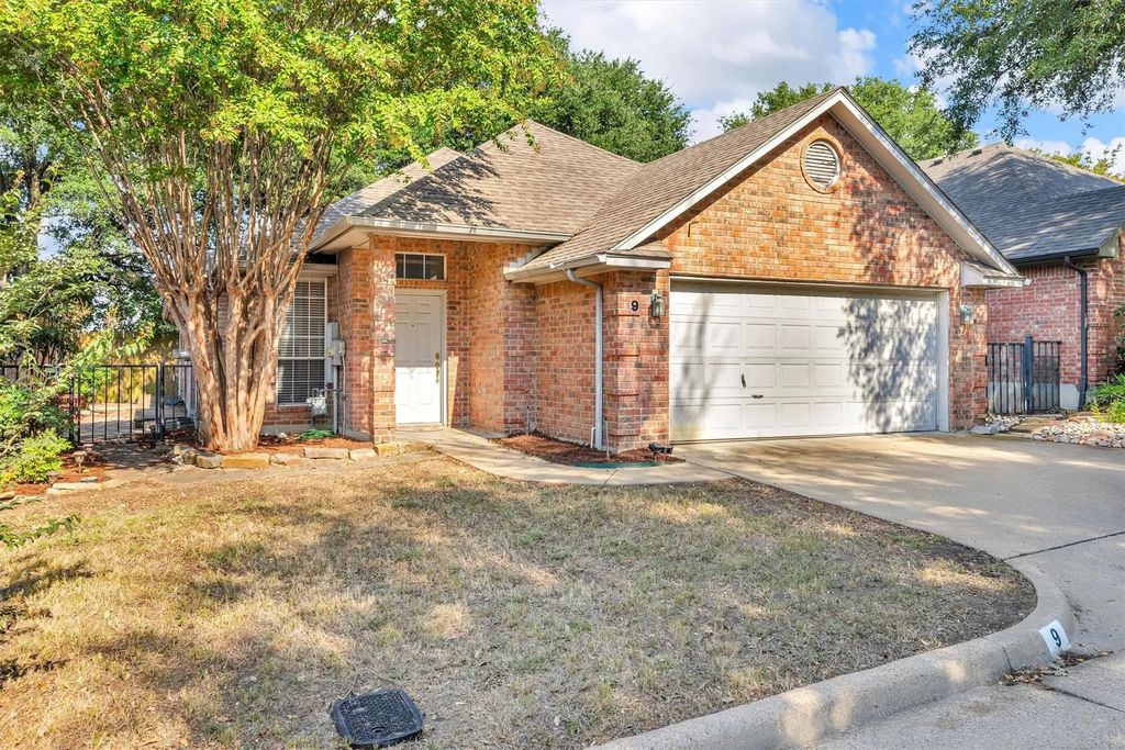 9 Country Club Place, Waxahachie