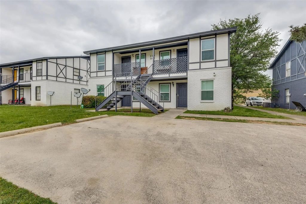 215 Roberts Circle, Arlington