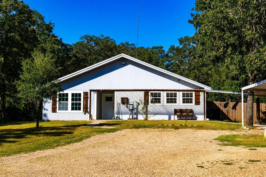 536 Cavin Lane, Axtell