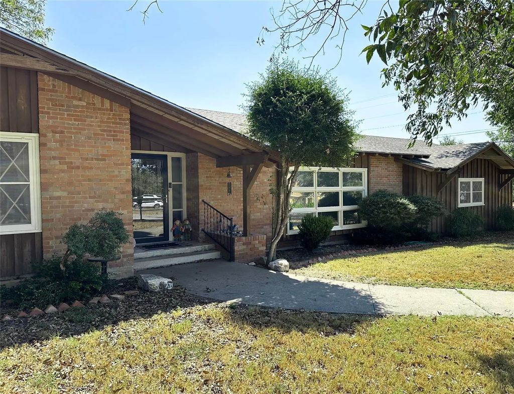 400 N Elm Street, Comanche