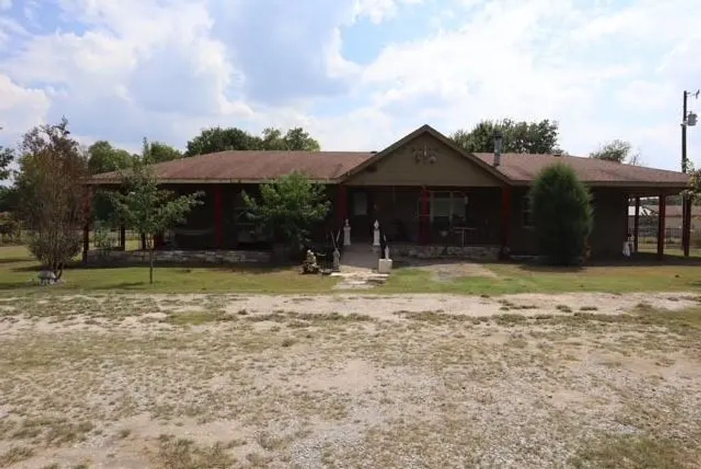 2306 County Road 4145, Bonham
