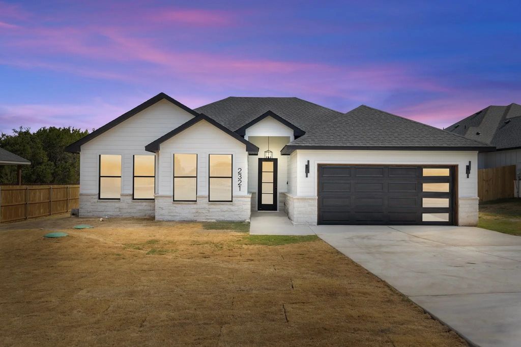 2321 Neches Street, Granbury