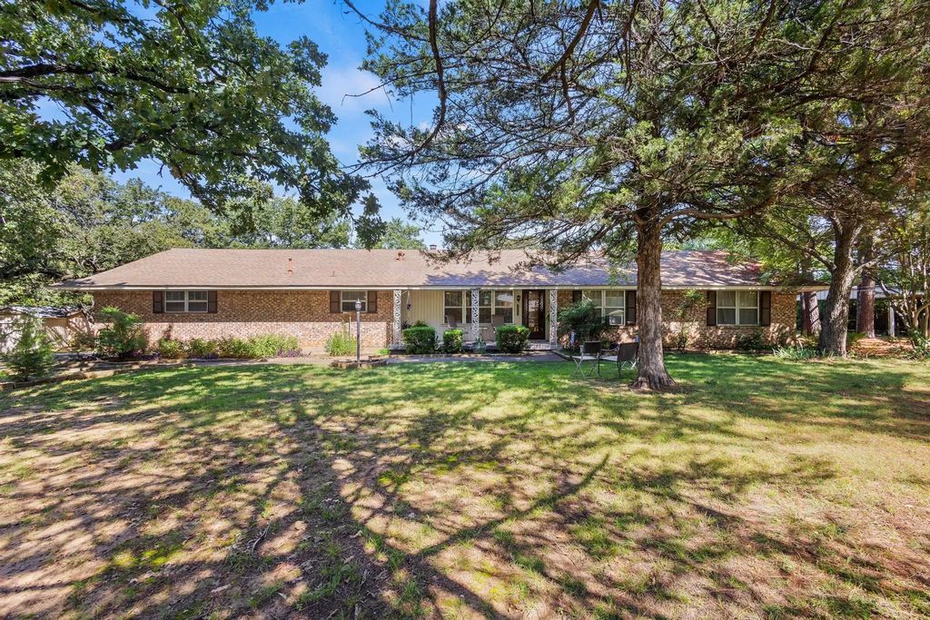 2025 Woodlake Road, Denison