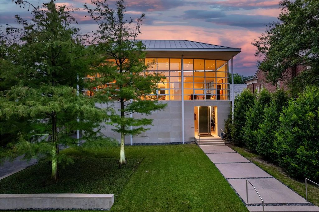 4428 N Versailles Avenue, Highland Park