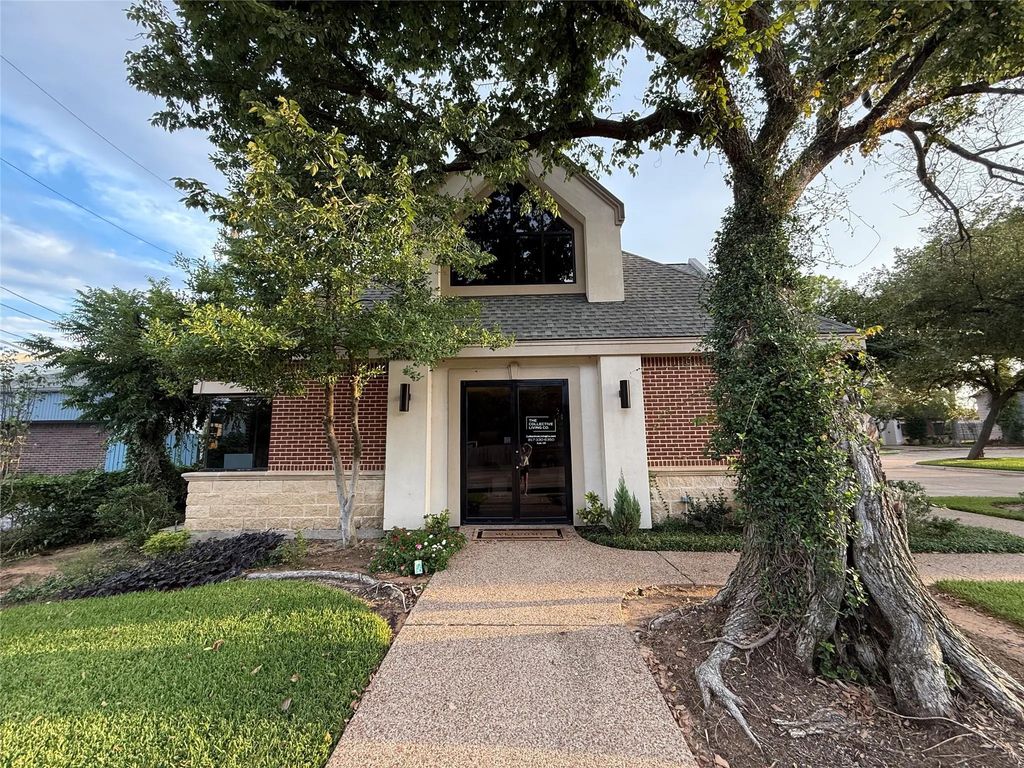 2910 W Park Row Drive, Pantego