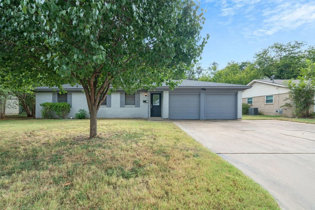 125 Nw Jill Ann Drive, Burleson
