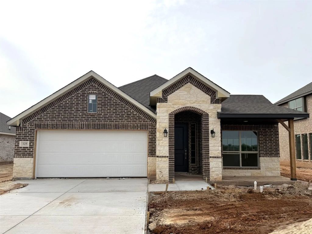 325 Los Llanos Road, Granbury