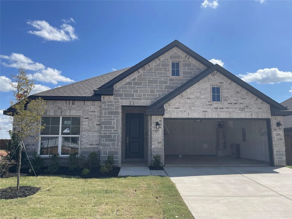 329 Los Llanos Road, Granbury