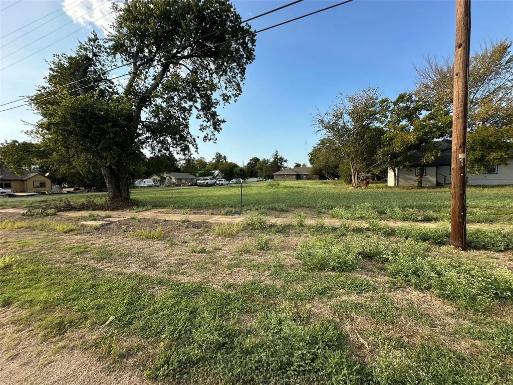 202 Commerce Street W, Honey Grove