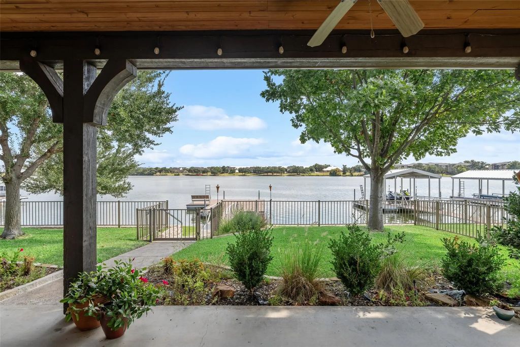 828 Waterpoint Court W, Granbury