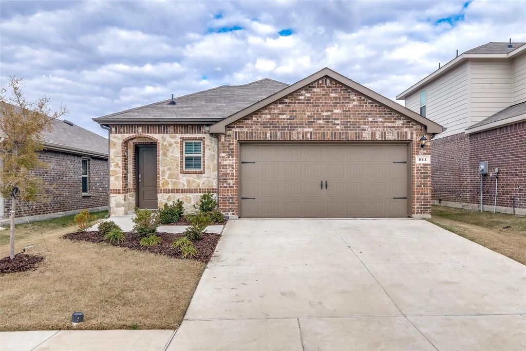 911 Hay Loft Lane, Royse City