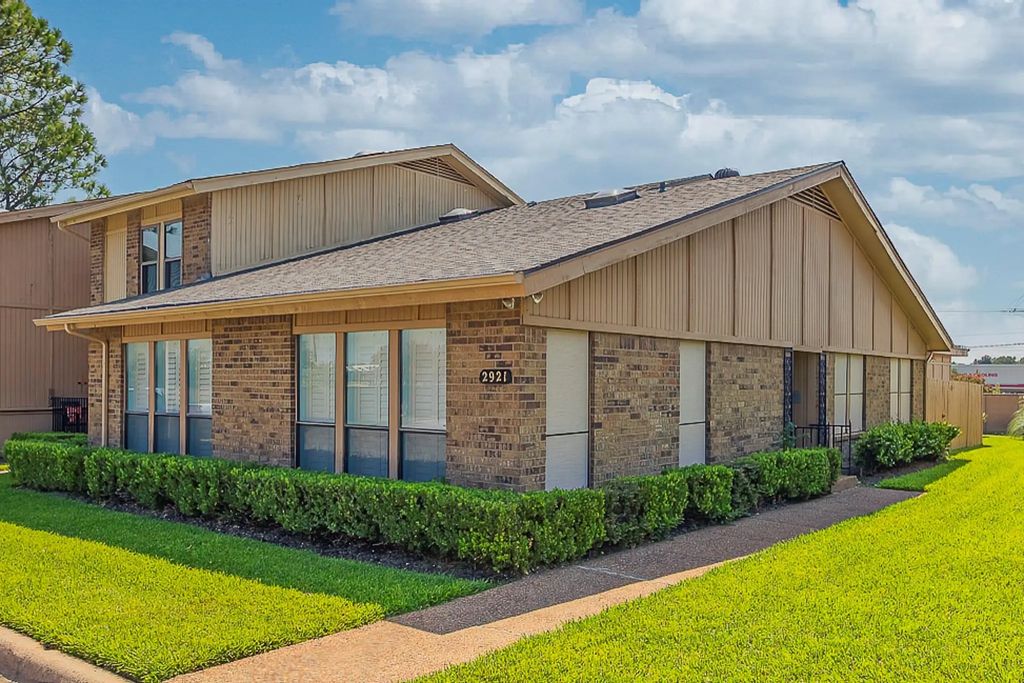 2921 Shady Knoll Lane, Bedford