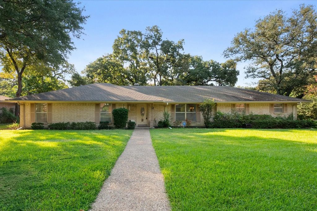1005 Woodcastle Drive, Corsicana