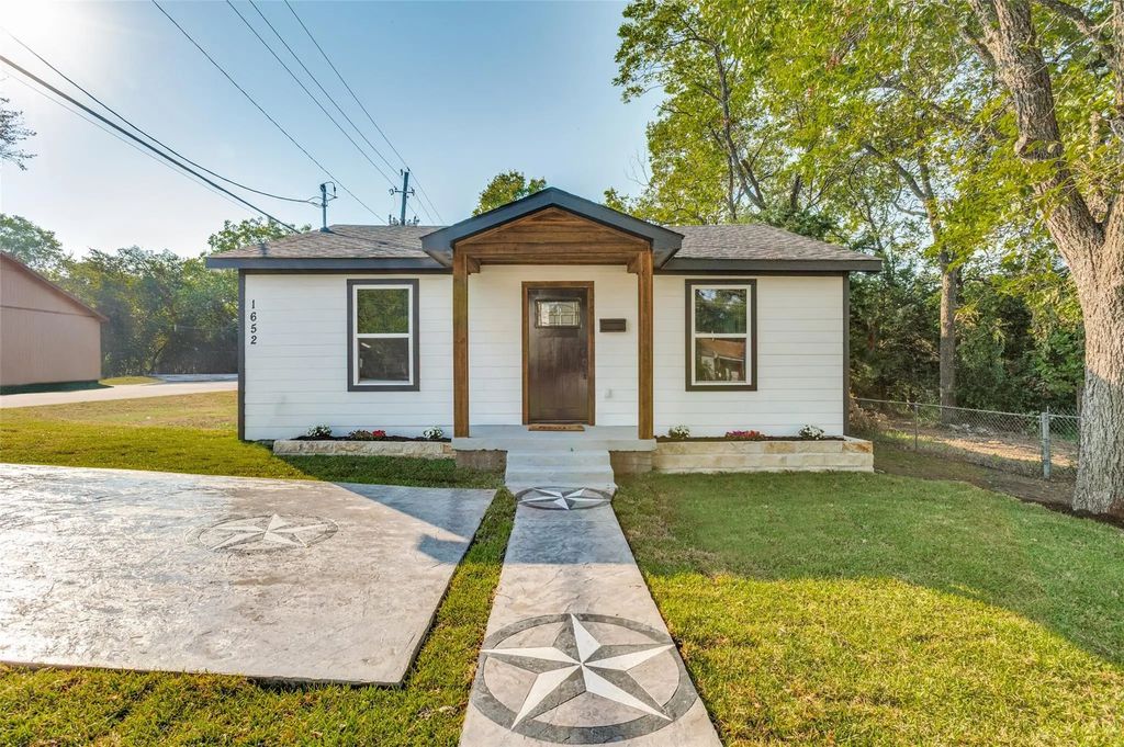 1652 E Overton Road, Dallas