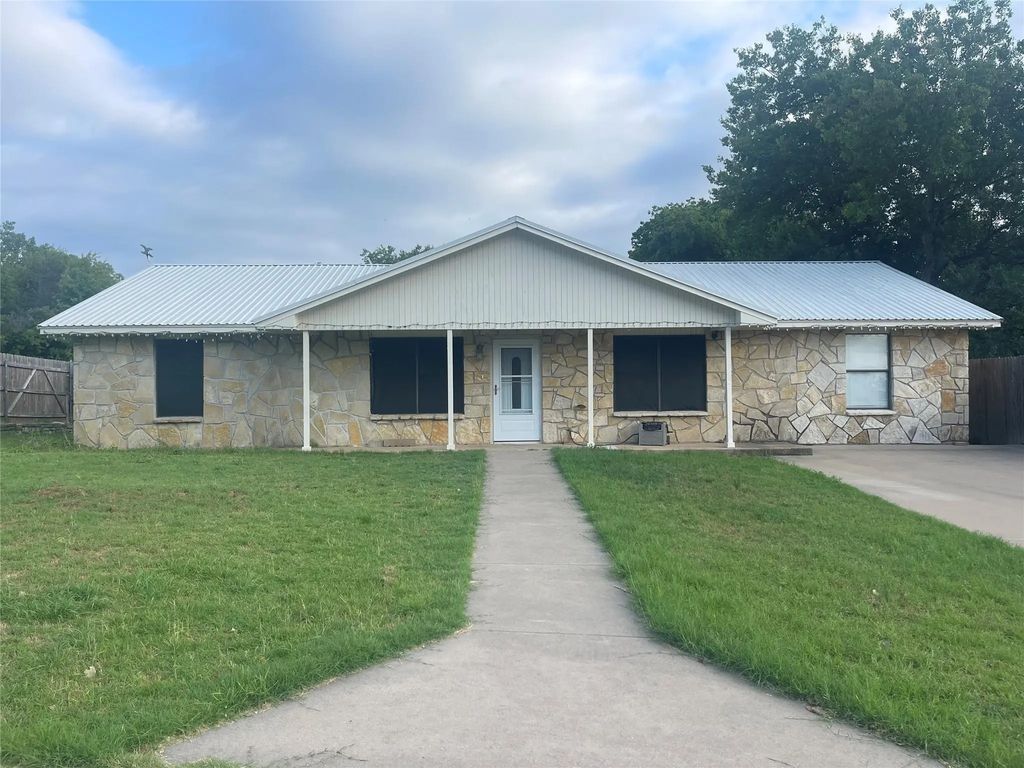 1432 W Torrey Street, Granbury