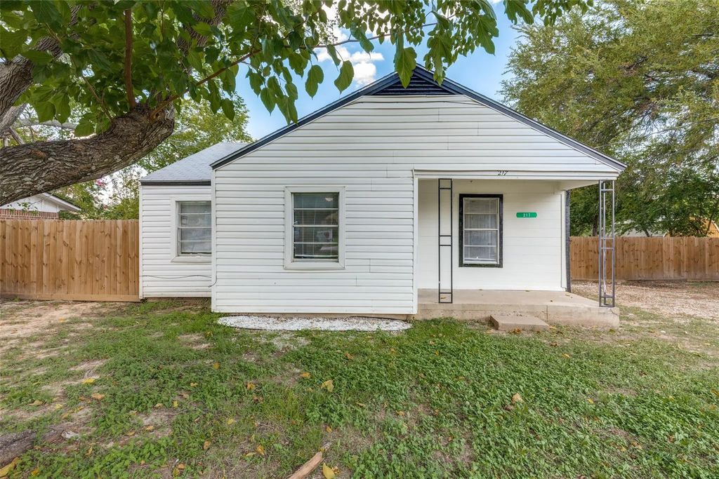 217 Ridgeway Avenue, Azle