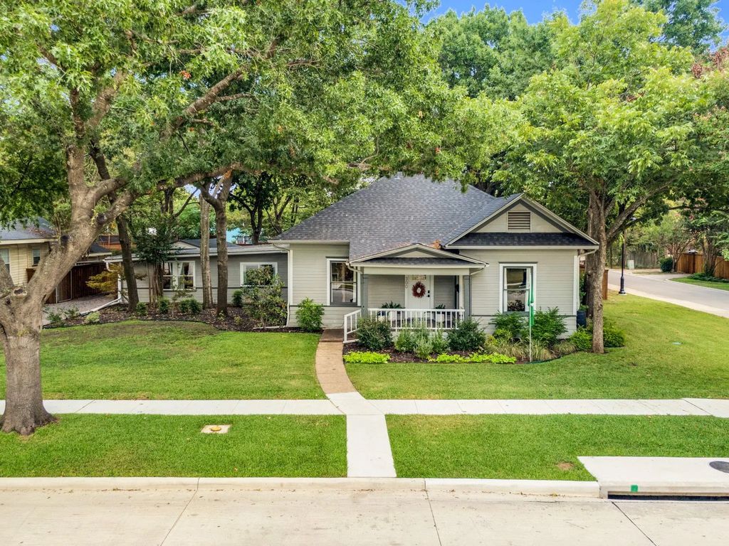 300 University Avenue, Waxahachie