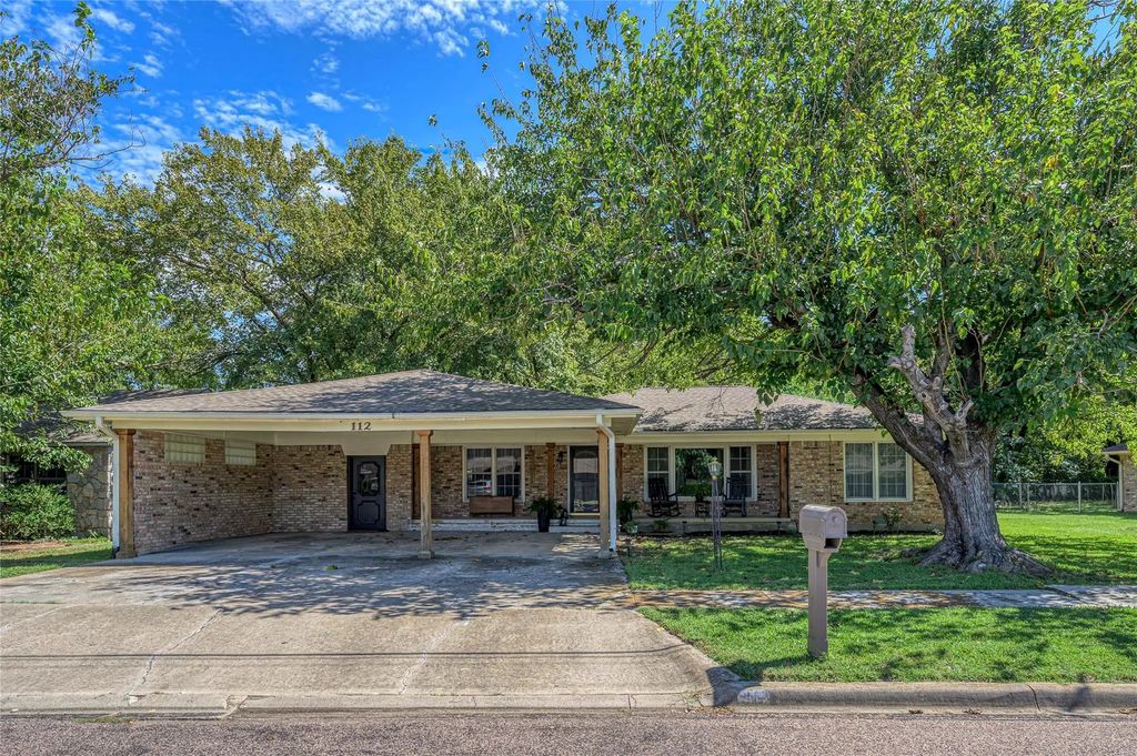 112 Pecan Street, Whitesboro