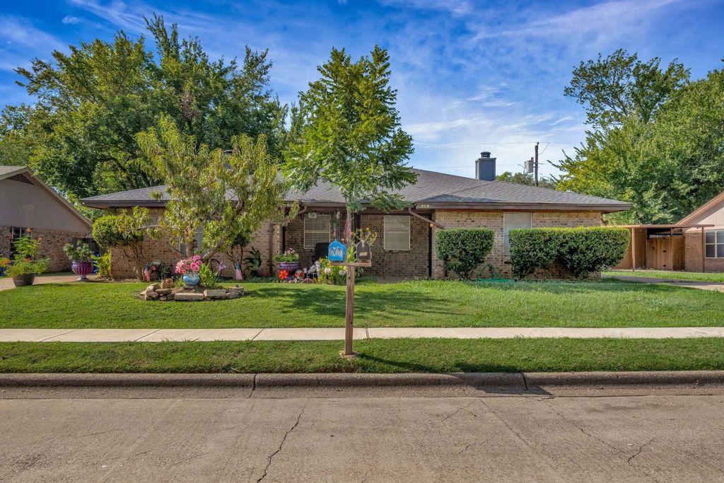 808 Windcrest Drive, Keller