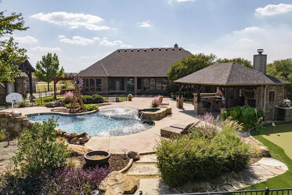 1221 E Secretariat Drive, Terrell