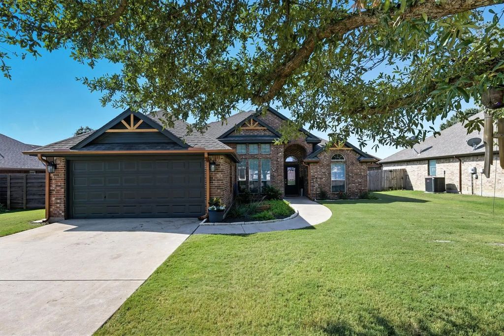 2504 Santa Fe Trail, Sanger