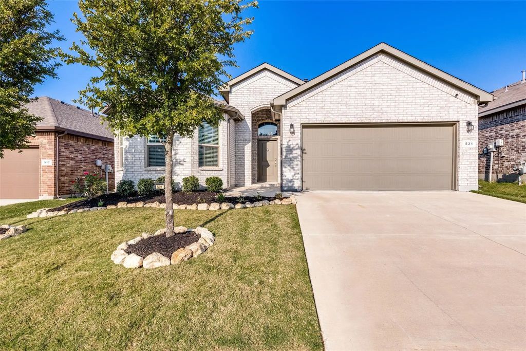521 Roundstone Road, Fort Worth