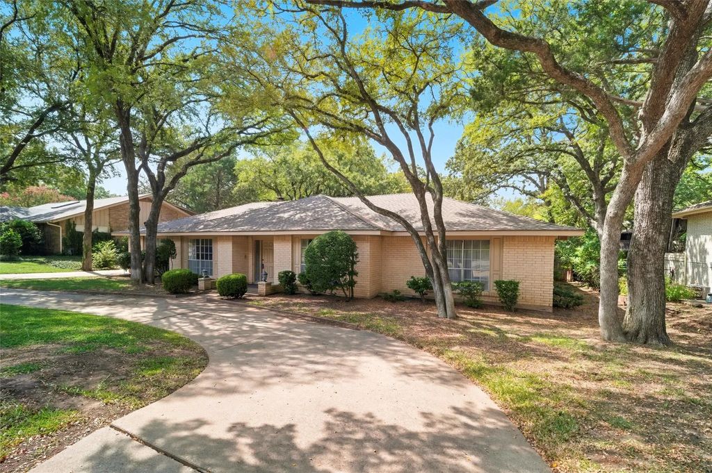 1204 Greenbriar Lane, Arlington