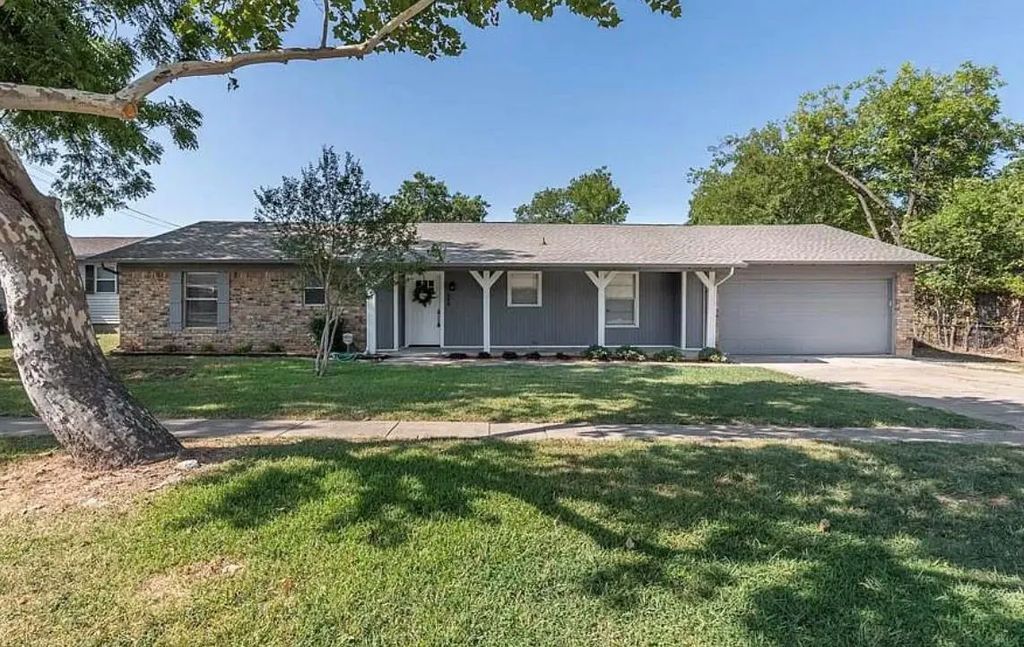208 W 4th Street, Justin