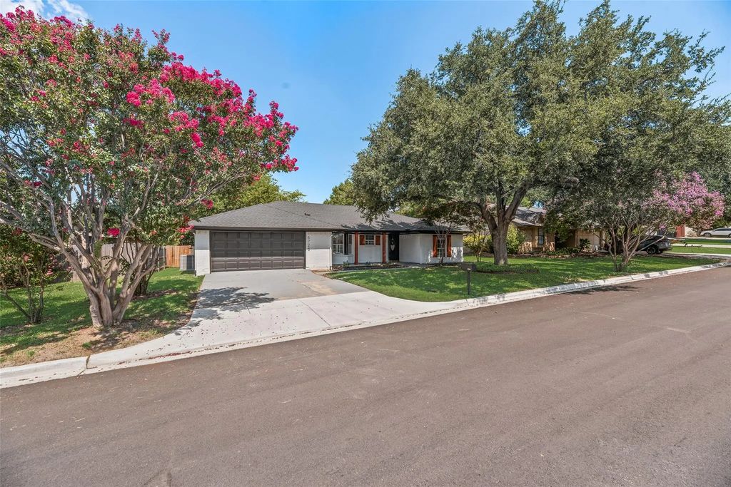 6725 Greenacres Drive, North Richland Hills