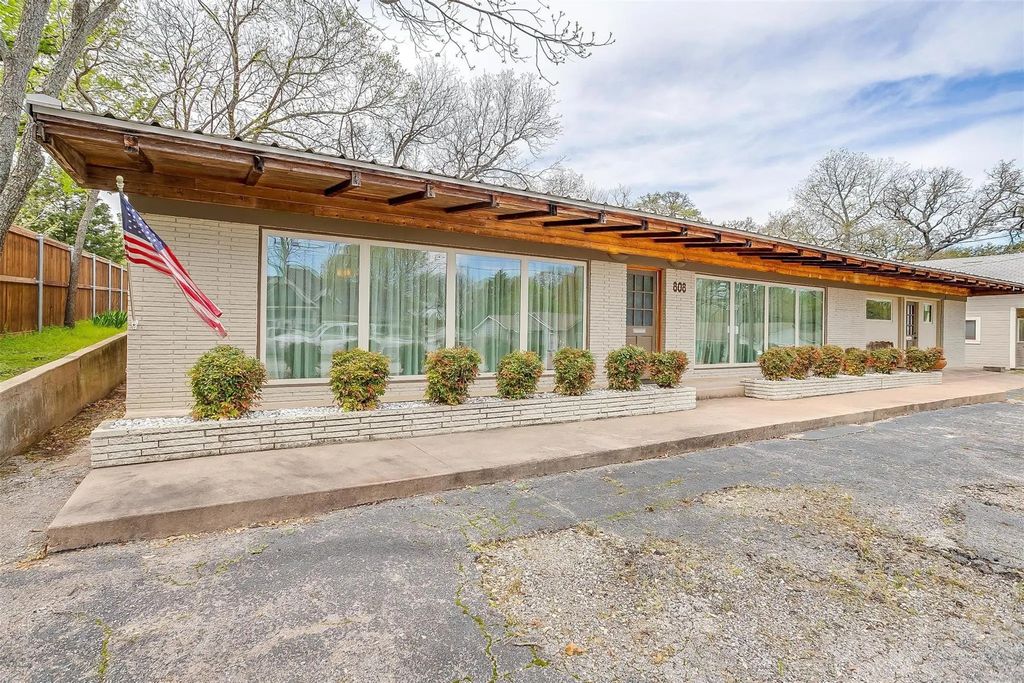 808 S Waco Street, Weatherford