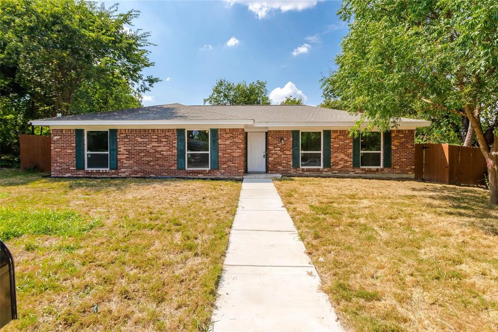 1909 Greenbriar Court, Plano