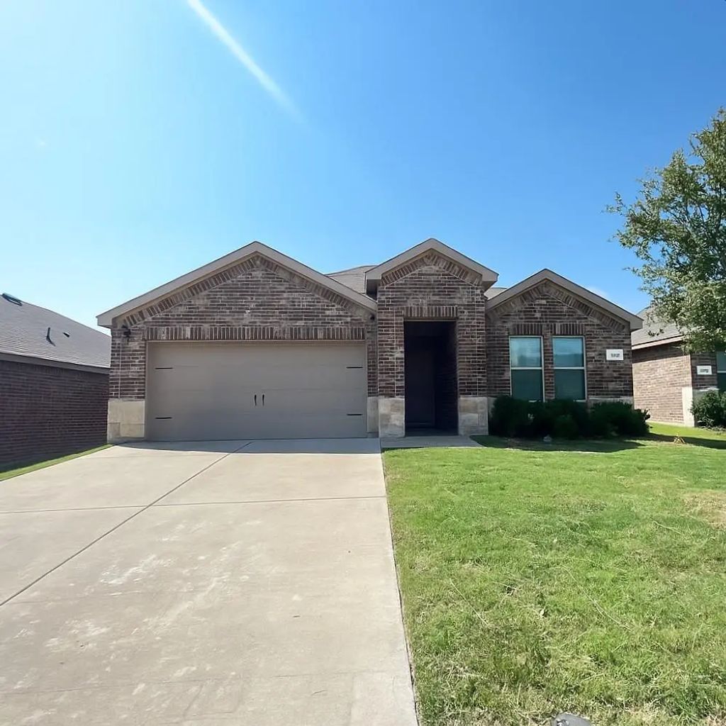 204 University Street, Farmersville