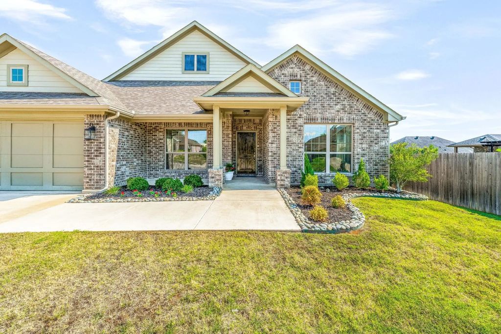 1057 Oak Knoll Drive, Burleson