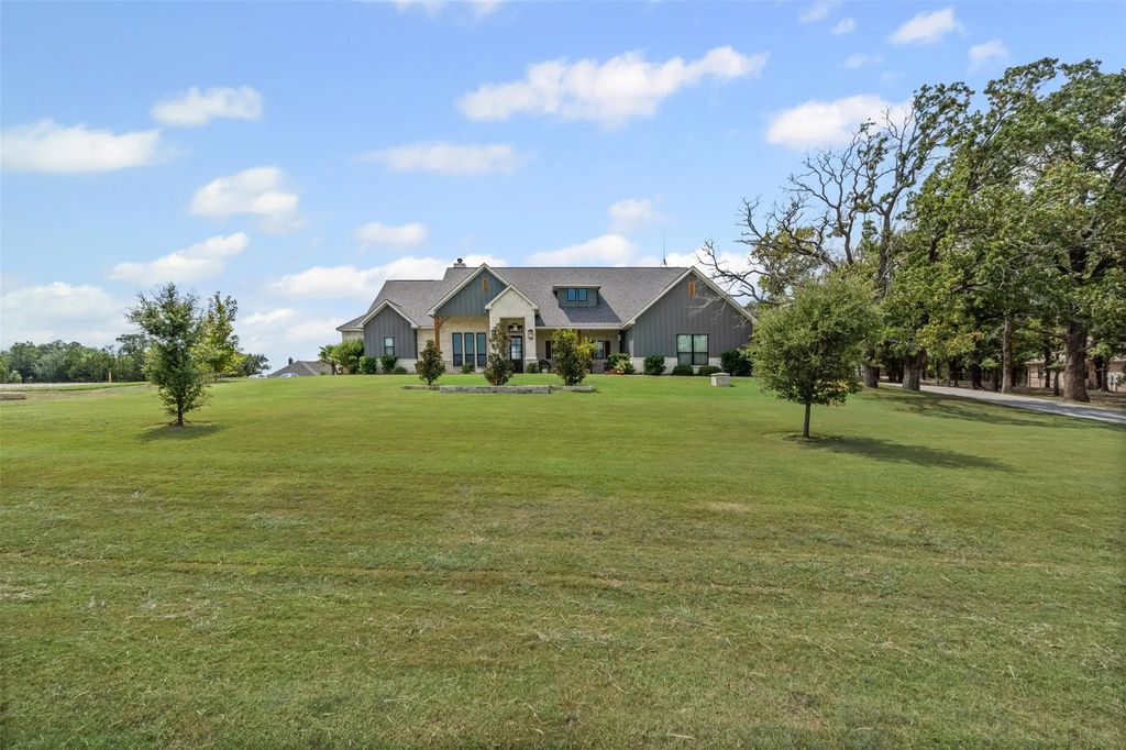 108 N Silver Saddle Trail, Weatherford
