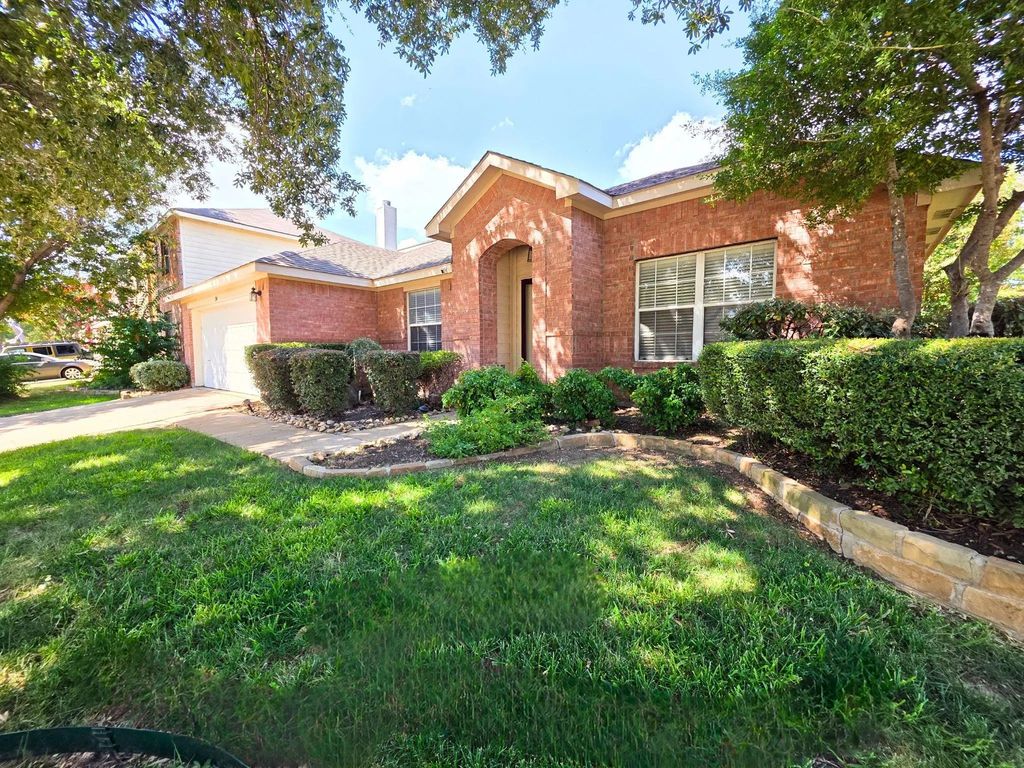 304 E Clover Park Drive, Fort Worth