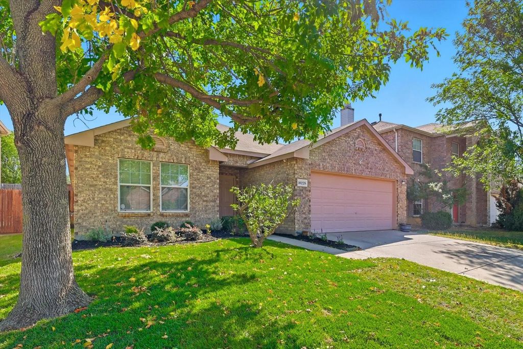 10228 Sourwood Drive, Fort Worth