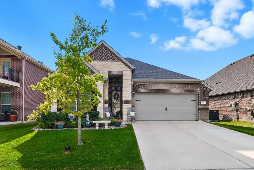 317 Bayonet Drive, Fort Worth