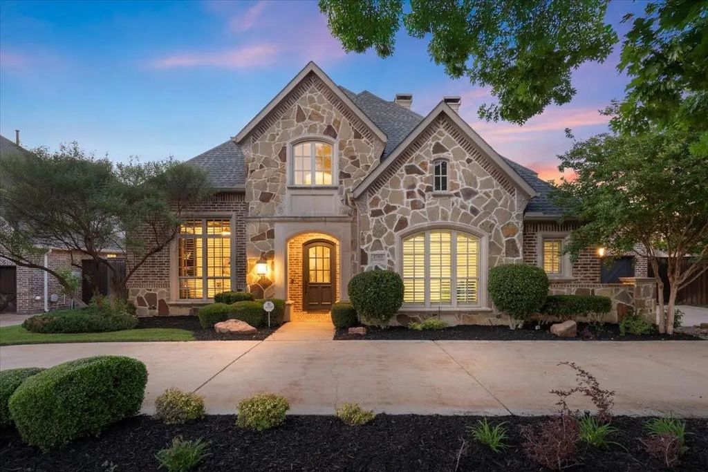 2709 King Arthur Boulevard, Lewisville