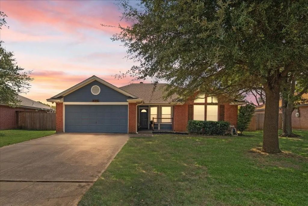 420 Arnold Avenue, Burleson