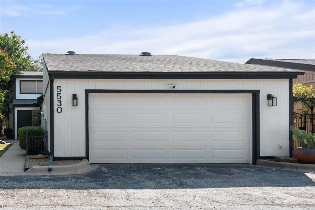 5530 Willow Circle, Fort Worth