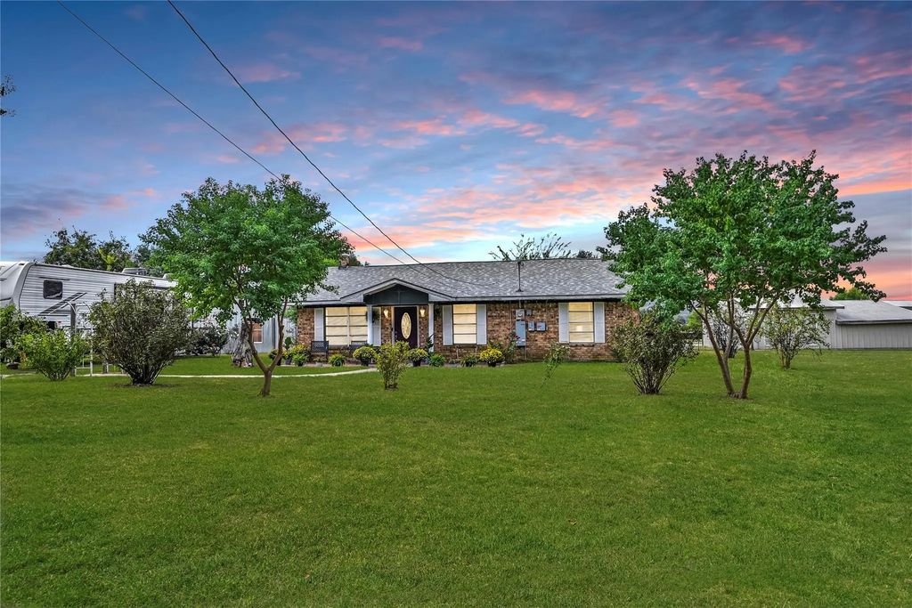 7300 County Road 4023, Kemp