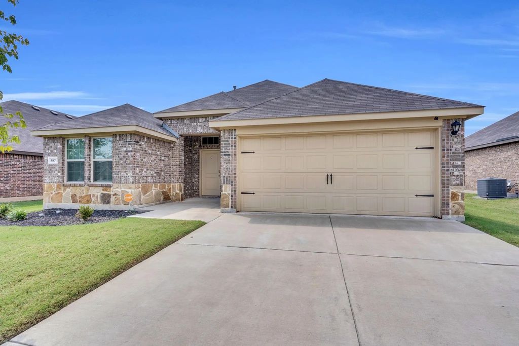 397 War Emblem Lane, Waxahachie