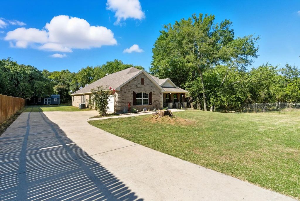 104 Candis Court, Springtown