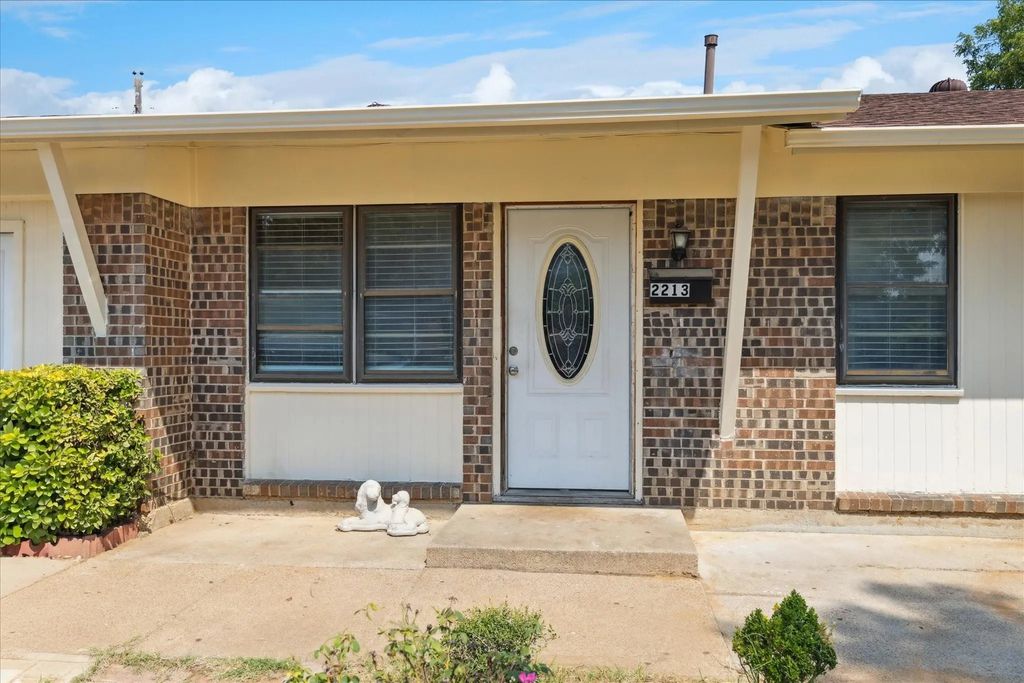 2213 Meadow Meadow, Irving