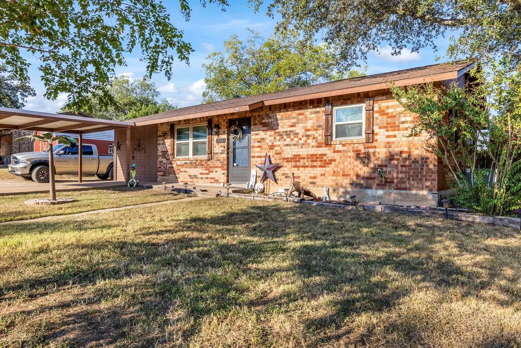 201 Cottonwood Street, Comanche