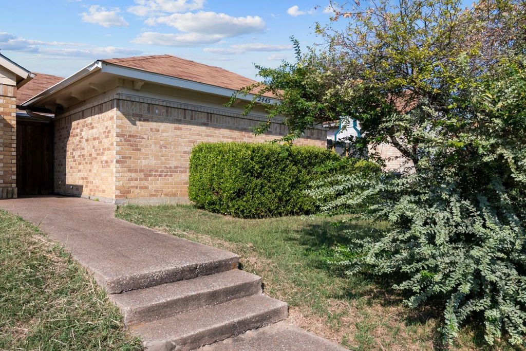 2445 E Timberview Lane, Arlington